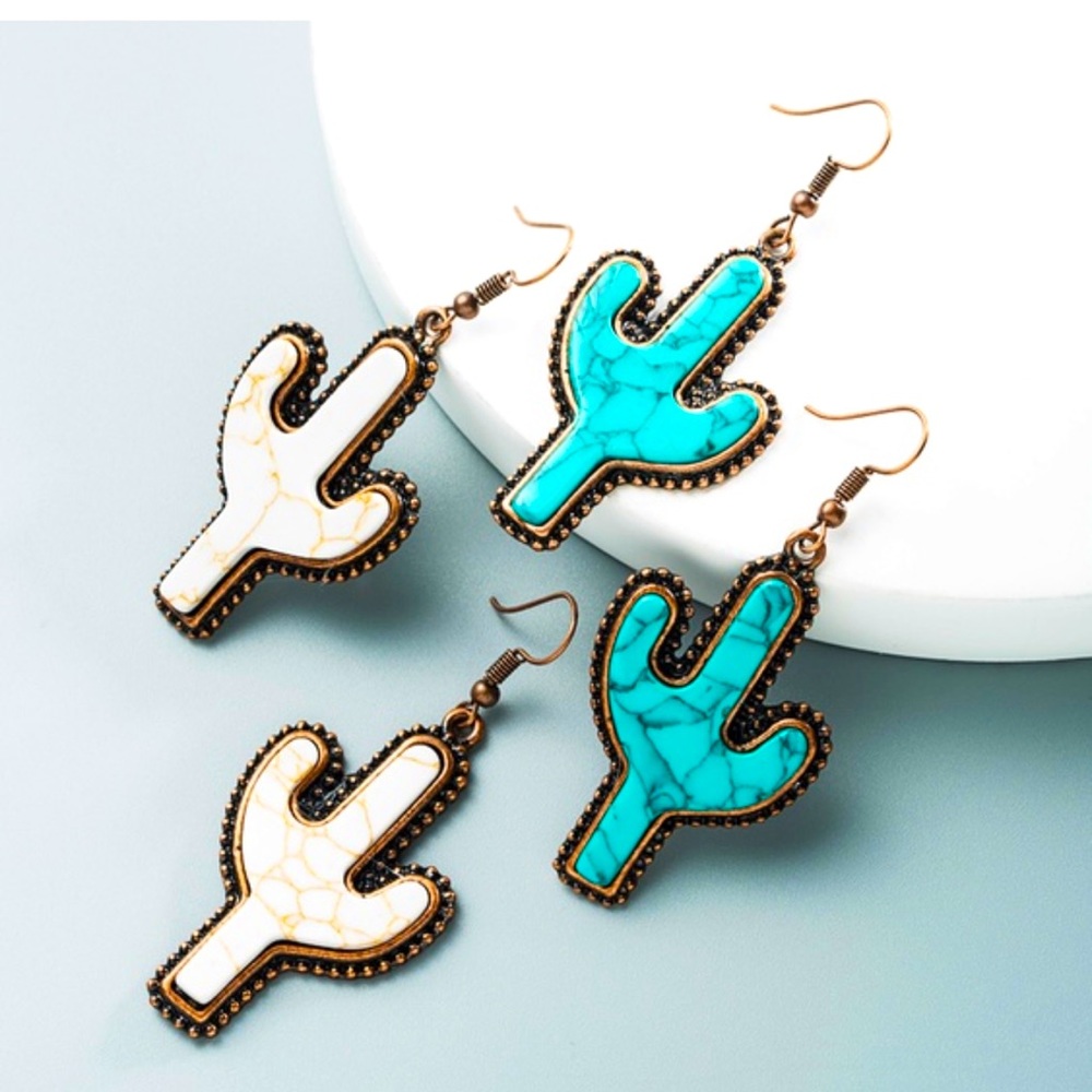 🌵 Unique cactus earrings! Beautiful! Comes in white or turquoise 🌵 🌾✨ $10